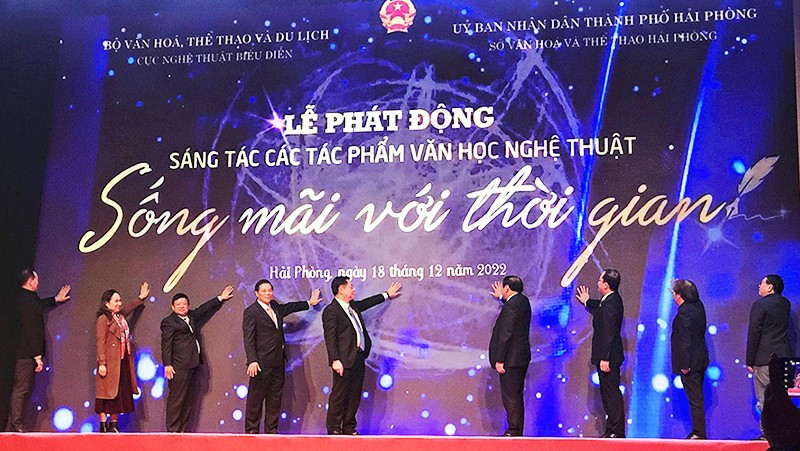 Phát động sáng tác “Sống mãi với thời gian”