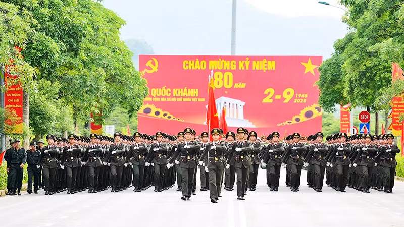 Hơn hai tháng tập luyện đã giúp những bước chân của các chiến sĩ trở nên đều đặn, mạnh mẽ hơn.