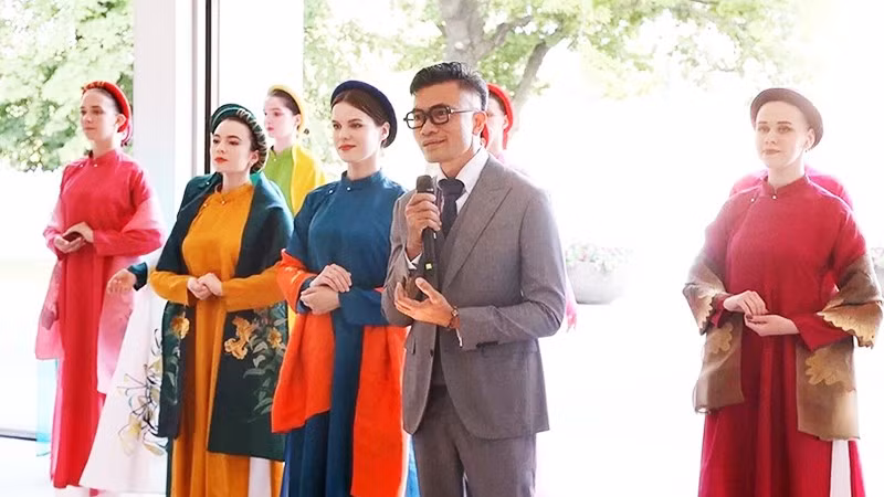 Vũ Việt Hà giới thiệu một số thiết kế.