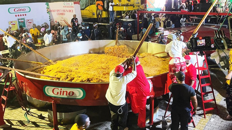 Nồi cơm Jollof khổng lồ