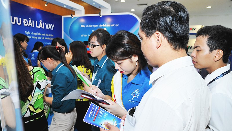 Các bạn trẻ tìm hiểu và đăng ký gói vay hỗ trợ mua nhà ở xã hội. Ảnh: NAM NGUYỄN