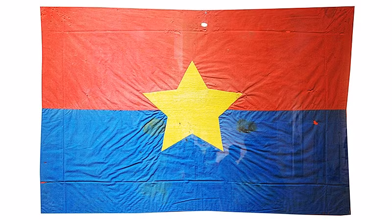 Cờ Mặt trận do nữ tù chính trị Côn Đảo may và thêu khi hay tin Hiệp định Paris ký kết. Lá cờ thấm máu tù chính trị được treo trước cửa dinh chúa đảo đúng ngày 1/5/1975.