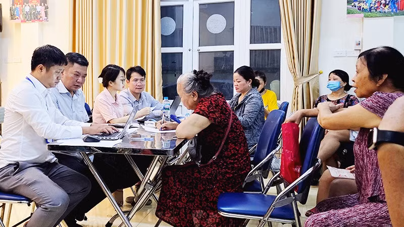 Phát tiền cho toàn dân trong dịp đại lễ kỷ niệm 80 năm Cách mạng Tháng Tám và Quốc khánh 2/9. Ảnh: SONG ANH