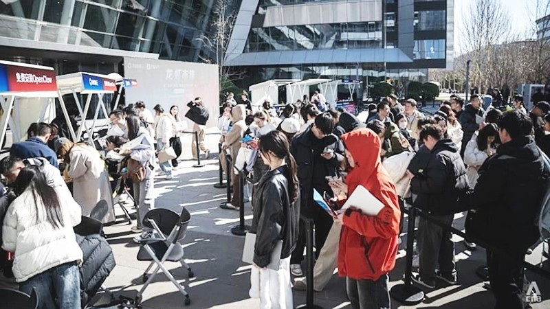 Dòng người xếp hàng tham gia một sự kiện về OpenClaw. Ảnh: CNA