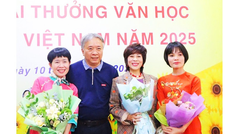 Nhà thơ Hoàng Thụy Anh (bên trái) trong lễ trao giải thưởng Hội nhà văn Việt Nam.