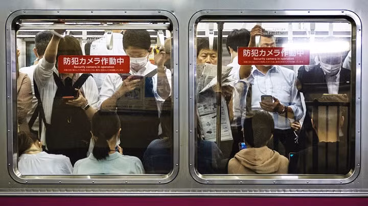 Nhiều vụ quấy rối ở Tokyo xảy ra trên tàu hoặc tại nhà ga. Ảnh: AFP