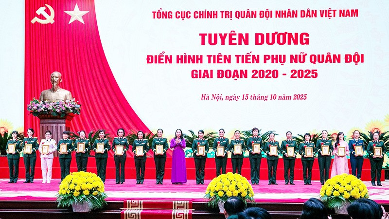 Phó Chủ tịch nước Cộng hòa xã hội chủ nghĩa Việt Nam Võ Thị Ánh Xuân trao quà tặng cho cán bộ, hội viên phụ nữ Quân đội điển hình tiên tiến.