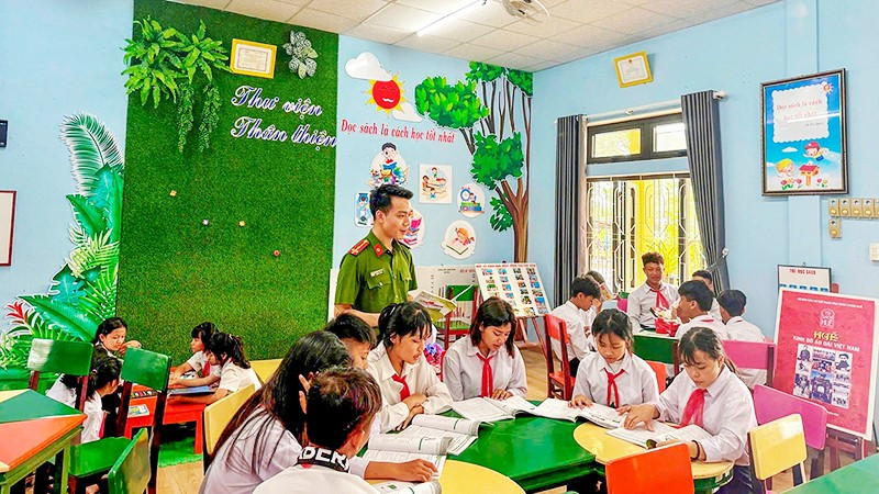 Thượng úy Khuất Việt Anh tham gia các hoạt động cộng đồng cùng các em học sinh vùng cao. Ảnh: NVCC