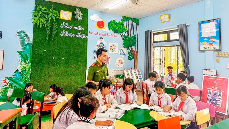 Thượng úy Khuất Việt Anh tham gia các hoạt động cộng đồng cùng các em học sinh vùng cao. Ảnh: NVCC