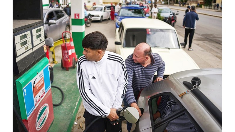 Việc Mỹ siết chặt cấm vận khiến nguồn cung nhiên liệu trở nên khan hiếm tại Cuba. Ảnh: AP