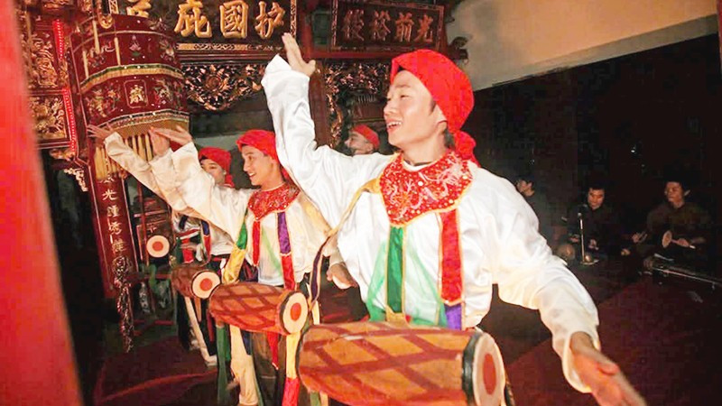 Chính sách mới đã tiếp sức, hồi sinh nghệ thuật truyền thống trong đời sống hiện đại. Ảnh: Múa bồng ở Triều Khúc, Hà Nội. Ảnh: LÊ BÍCH