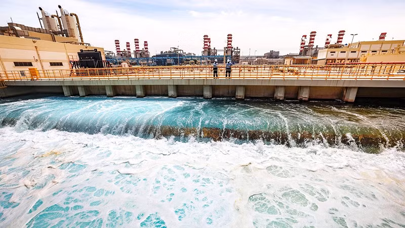 Các quốc gia Trung Đông nỗ lực biến nước biển thành nước ngọt. Ảnh: AP 