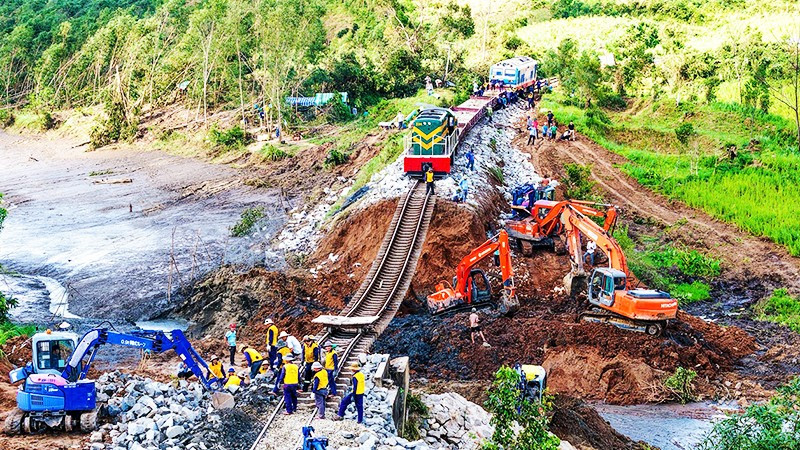 Ngành đường sắt tập trung nhân lực khắc phục vị trí sạt lở trôi nền đường trên địa bàn Đắk Lắk khiến ray đường sắt treo lơ lửng trên không.