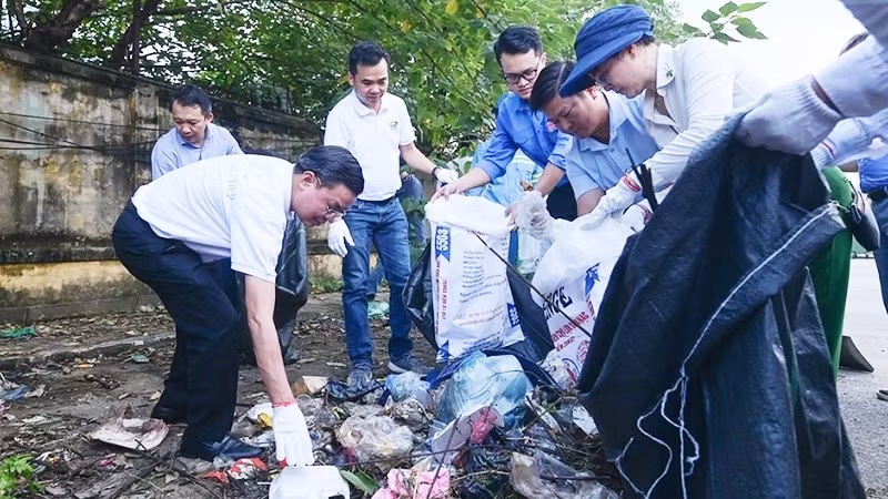 Sau lễ phát động, toàn thể đại biểu, đoàn viên thanh niên và người dân đã cùng tham gia thu gom rác, vệ sinh cảnh quan.