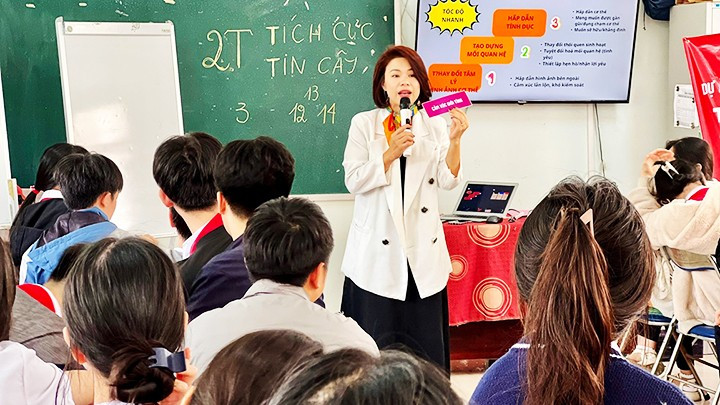 ThS Vũ Phương Thảo trò chuyện về giáo dục giới tính với học sinh trong Dự án TEENYEEU.