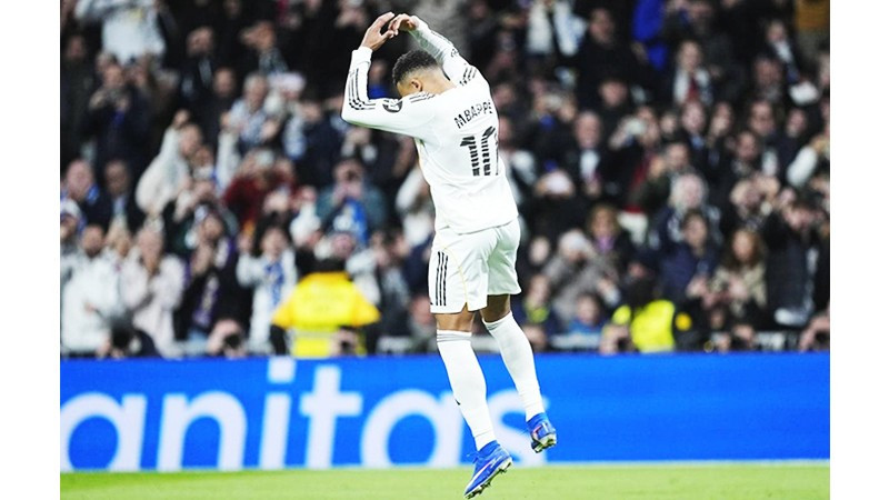 Kylian Mbappe ăn mừng bàn thắng thứ 59 trong năm theo phong cách thần tượng Cristiano Ronaldo.