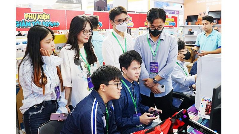 Sự gia tăng đơn hàng các sản phẩm điện tử, máy vi tính phản ánh xu hướng số hóa mạnh mẽ trong các lĩnh vực kinh tế. Ảnh: NGUYỆT ANH