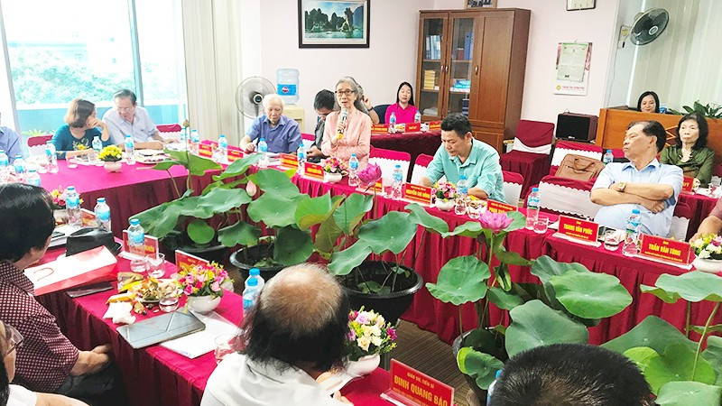 Trao đổi ý kiến về tác phẩm của Nguyễn Du trong một tọa đàm do Hội Kiều học Việt Nam và Viện Nghiên cứu danh nhân tổ chức. Ảnh: QUANG HƯNG