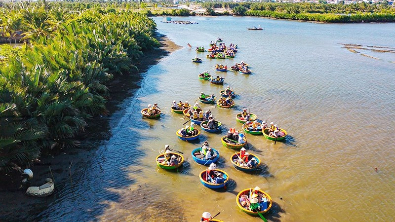 Khám phá rừng dừa Cẩm Thanh bằng thuyền thúng là hoạt động ưa thích của du khách trong và ngoài nước.