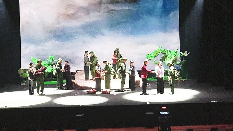 Vở "Đêm trăng đầm Hạ" của Nhà hát Kịch Hà Nội tham dự liên hoan.