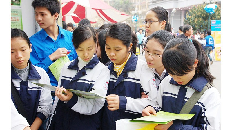 Học sinh tìm hiểu thông tin tuyển sinh của các trường đại học. Ảnh: NAM HẢI
