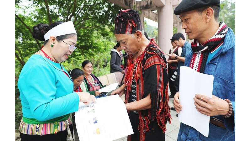 Bà con các dân tộc thiểu số tại Làng Văn hóa, Du lịch các Dân tộc Việt Nam tìm hiểu thông tin về các đại biểu.