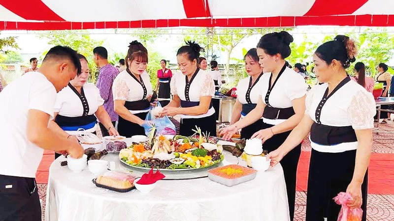 Thi bày mâm cỗ trong Lễ hội Xíp Xí của người Thái Sơn La.