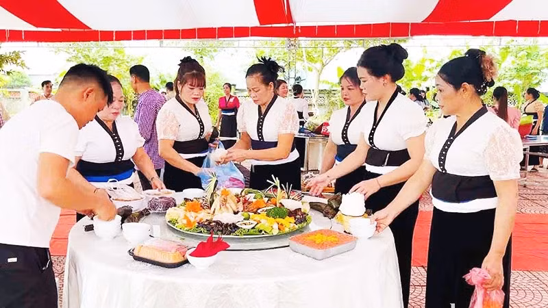 Thi bày mâm cỗ trong Lễ hội Xíp Xí của người Thái Sơn La.