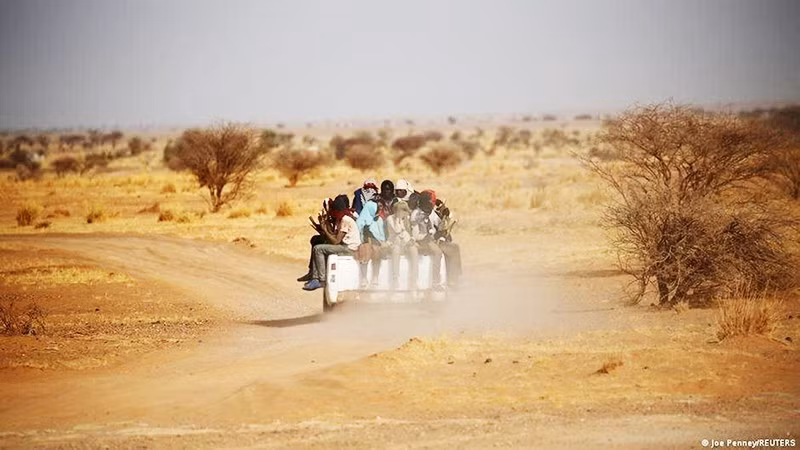 Nhiều thanh, thiếu niên bị những kẻ buôn người lừa đưa sang Libya. Ảnh: REUTERS