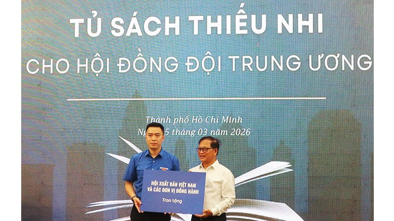 Tặng sách cho Hội đồng Đội Trung ương