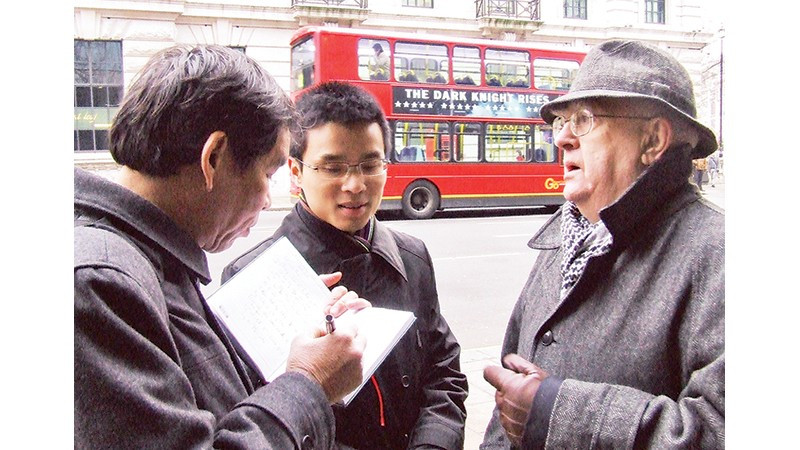 Nhà báo Văn Bắc (ngoài cùng, bên trái) trong một chuyến công tác tại Vương quốc Anh.