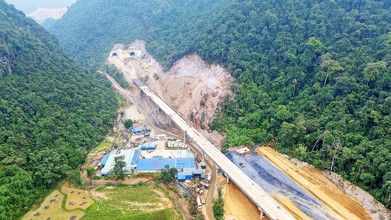 Thi công công trình hầm xuyên núi trên tuyến cao tốc Đồng Đăng-Trà Lĩnh.