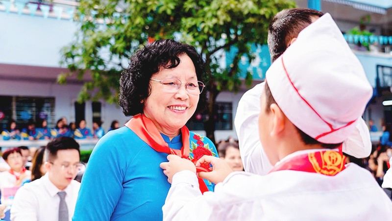 NGND Nguyễn Thị Hiền trong một buổi sinh hoạt đầu tuần ở Trường tiểu học Đoàn Thị Điểm.