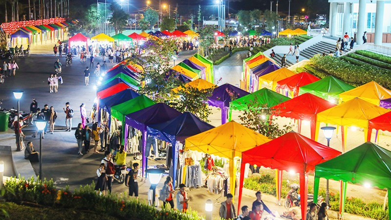 Chợ đêm sinh viên ở làng đại học. Ảnh: VNE