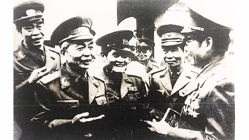 Hà Nội ngày 13/3/1984, Hội nghị khoa học lịch sử "30 năm Chiến thắng Điện Biên Phủ". Các đồng chí: Đại tướng Võ Nguyên Giáp (hàng đầu từ trái sang), Trung tướng Nam Long (Sư đoàn 304, sau Đại tướng), Trung tướng Phạm Hồng Sơn (Sư đoàn 308), Trung tướng Nguyễn Hữu An (Sư đoàn 316)... hỏi chuyện Đại tá Tạ Quốc Luật (Sư đoàn 312, bên phải) về việc bắt sống tướng De Casterie ngày 7/5/1954 và kéo cờ chiến thắng toàn mặt trận Điện Biên Phủ. Ảnh gia đình cung cấp