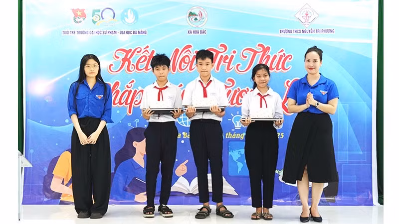Đoàn Trường đại học Sư phạm - Đại học Đà Nẵng tặng máy tính xách tay cho các em học sinh.