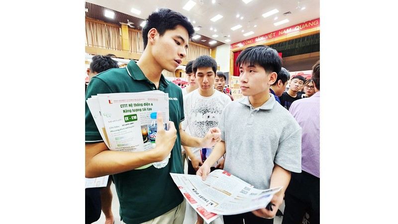 Hoạt động tư vấn tuyển sinh tại Trường Điện - Điện tử, Đại học Bách khoa Hà Nội.