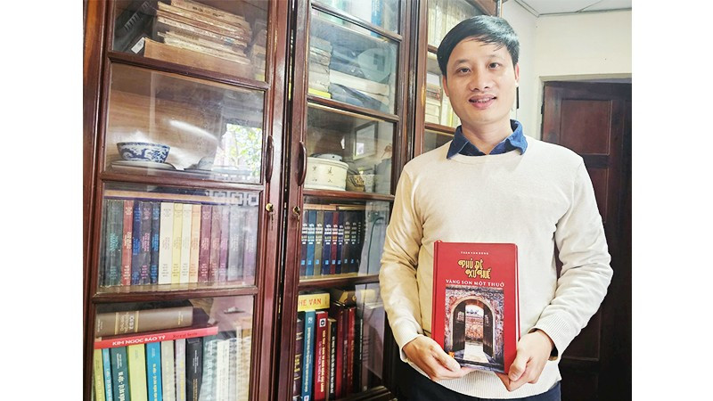 TS Trần Văn Dũng với tác phẩm nghiên cứu về phủ đệ Huế vừa xuất bản.