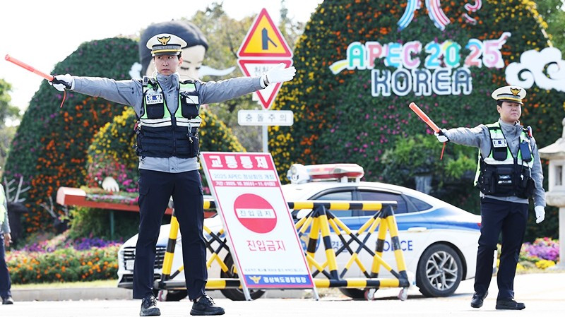 Cảnh sát Hàn Quốc phân luồng giao thông bảo đảm an ninh. Ảnh: JOONGANG DAILY