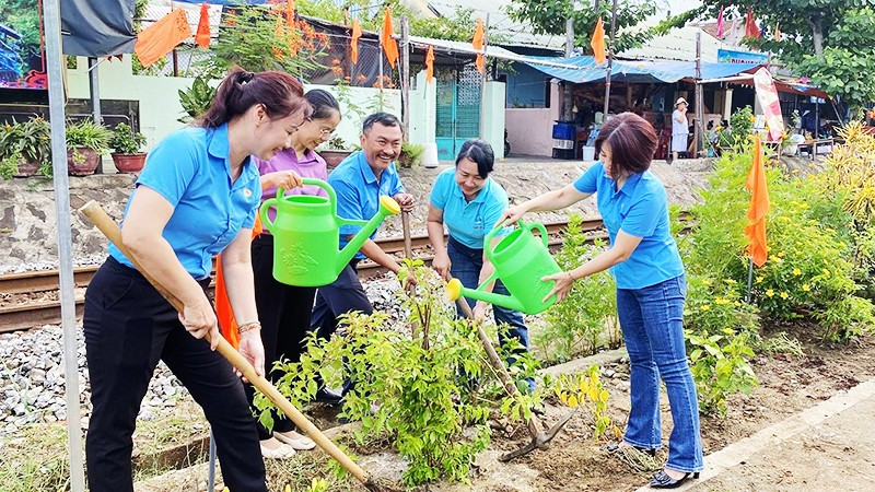 Chị em phụ nữ trồng thêm hoa, tạo cảnh quan xanh, sạch, đẹp tại các nhà ga, tuyến đường sắt.