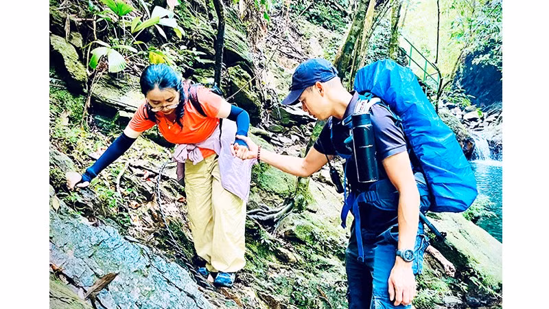 Quang cùng khách khám phá vẻ đẹp của rừng Bạch Mã.