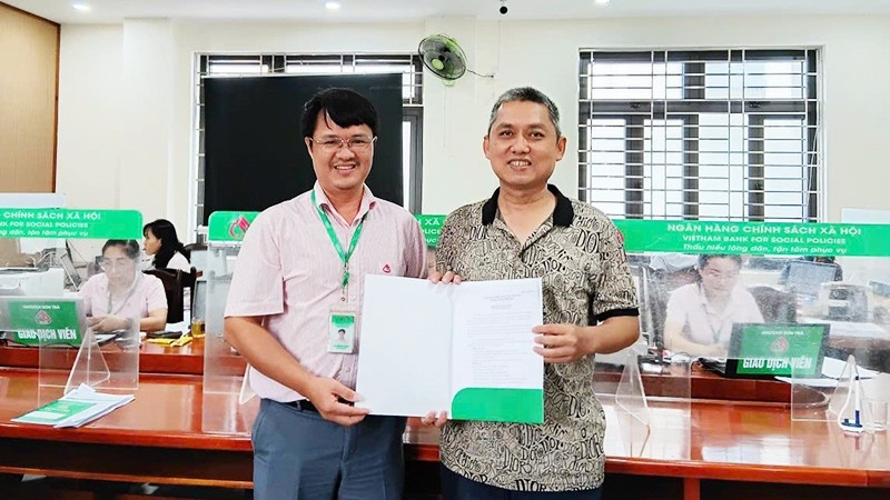 Ngân hàng Chính sách xã hội Sơn Trà trao quyết định giải ngân tín dụng cho khách hàng có con theo học ngành STEM.