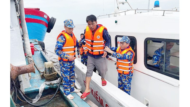 Bộ đội Biên phòng kịp thời cứu 2 ngư dân gặp nạn