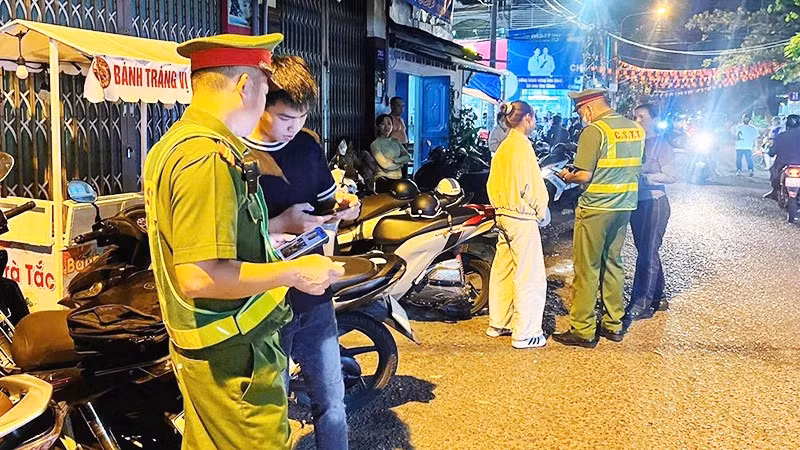 Công an tỉnh Gia Lai ra quân nhắc nhở các tiểu thương kinh doanh vi phạm.