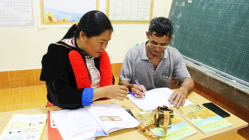 Học viên trao đổi bài học.