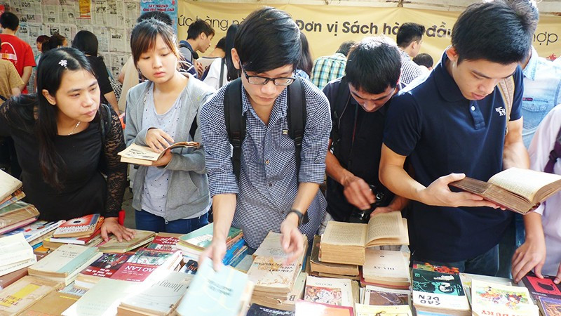 Rất cần các biện pháp khơi dậy văn hóa đọc.