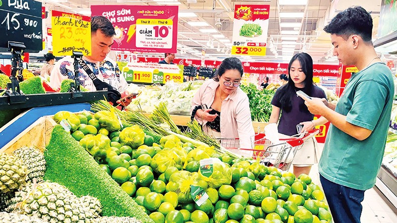 Nhiều hệ thống siêu thị đang triển khai các chương trình hỗ trợ sức mua và chia sẻ một phần áp lực chi phí với người tiêu dùng. Ảnh: VŨ SINH
