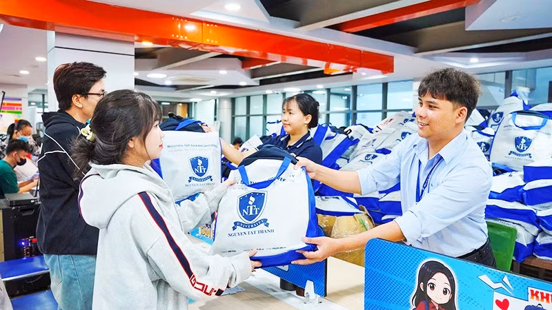 Sinh viên niên khóa mới nhận quà tặng từ Trường đại học Nguyễn Tất Thành.