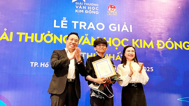 Tác giả trẻ Giai Du nhận Giải nhất tại Giải thưởng Văn học Kim Đồng lần thứ nhất. Ảnh: NVCC