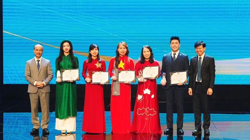 Tiến sĩ Hoàng Thị Hồng Hà được trao tặng danh hiệu “Sứ giả tiếng Việt ở nước ngoài năm 2025”. 